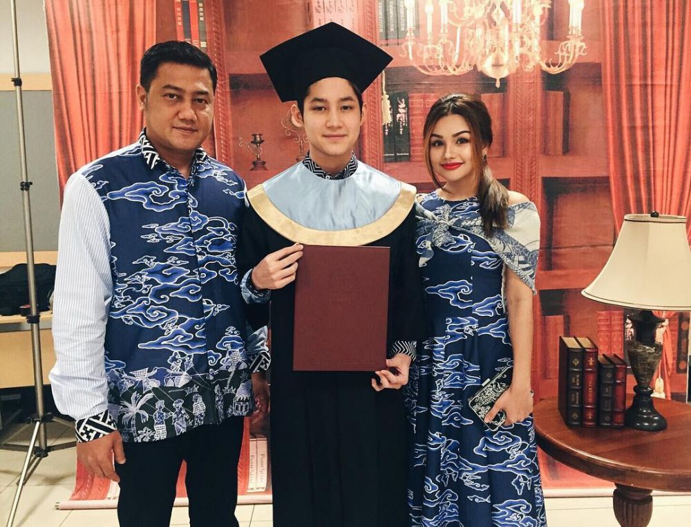 Potret 7 seleb raih gelar sarjana pada 2019, terbaru Pasha Ungu