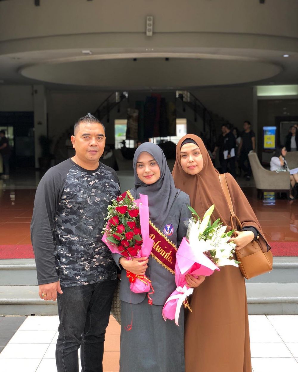 Potret 7 seleb raih gelar sarjana pada 2019, terbaru Pasha Ungu