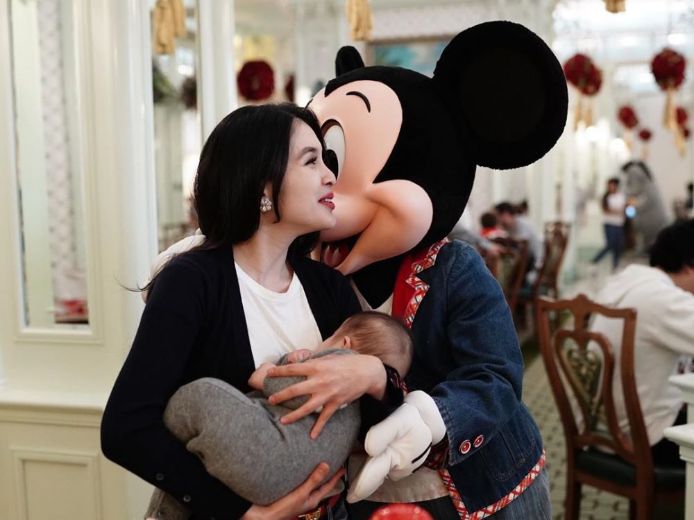 9 Momen ultah Raphael anak Sandra Dewi kedua di Disney Land
