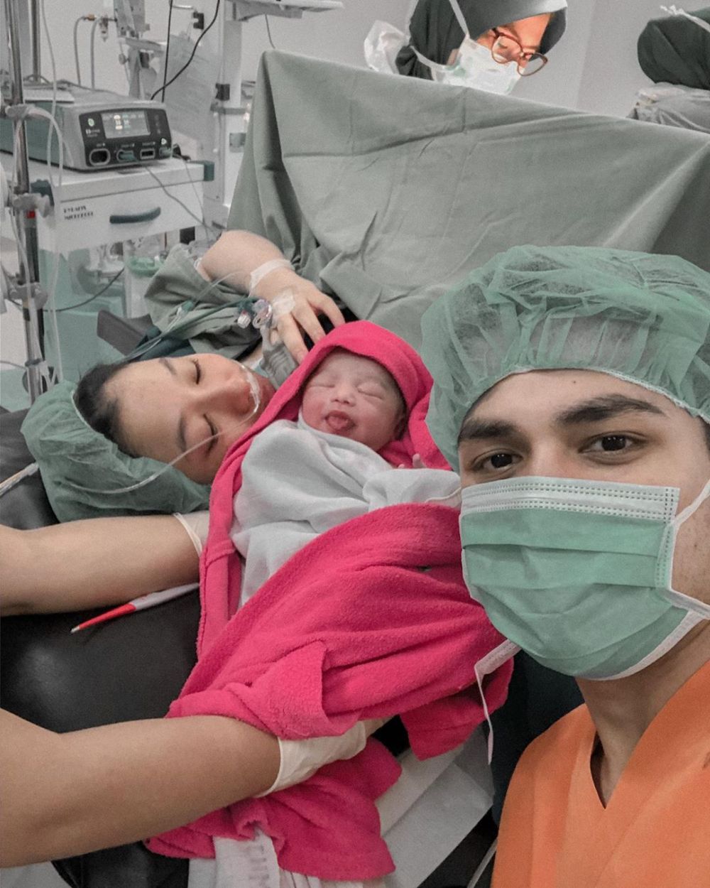 8 Momen Adzana Bing Slamet lahirkan anak pertama pada tahun baru