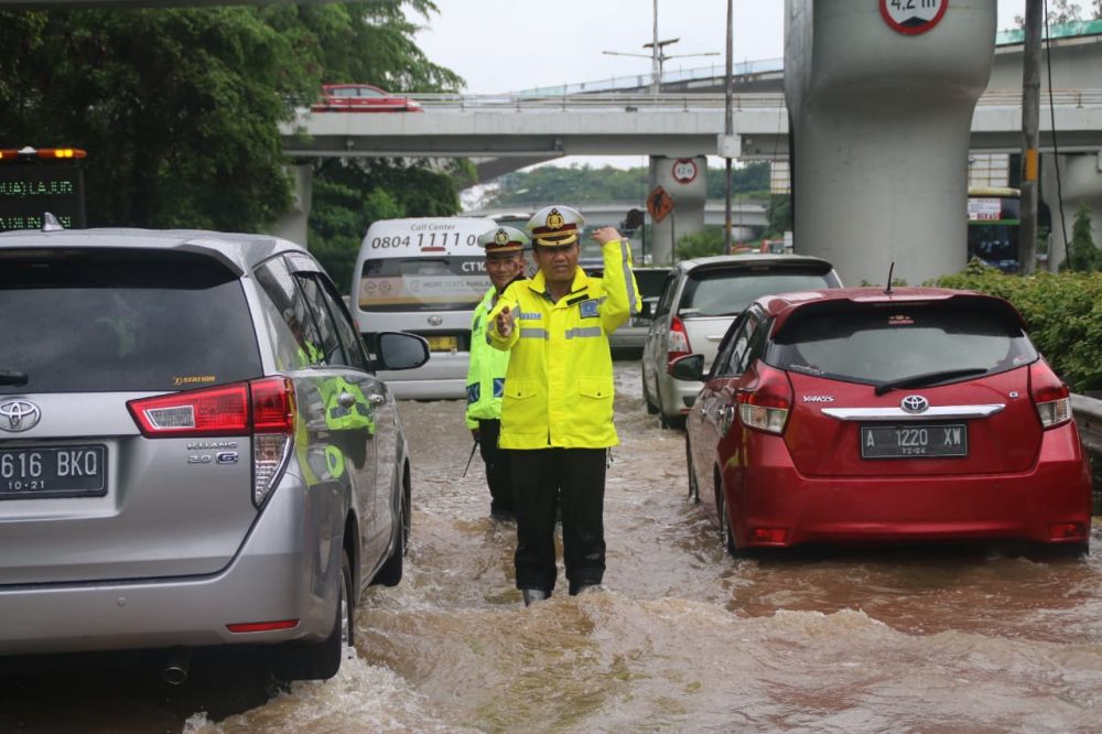 Banjir Jakarta, ini 11 potret pusat sarana transportasi lumpuh
