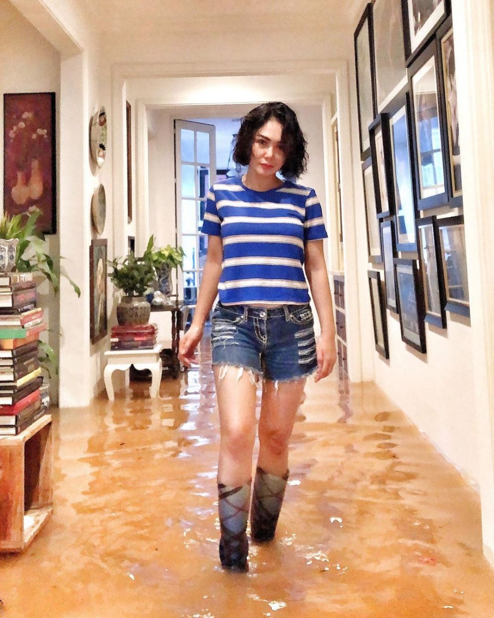 5 Gaya Yuni Shara saat banjir ini bikin gagal fokus