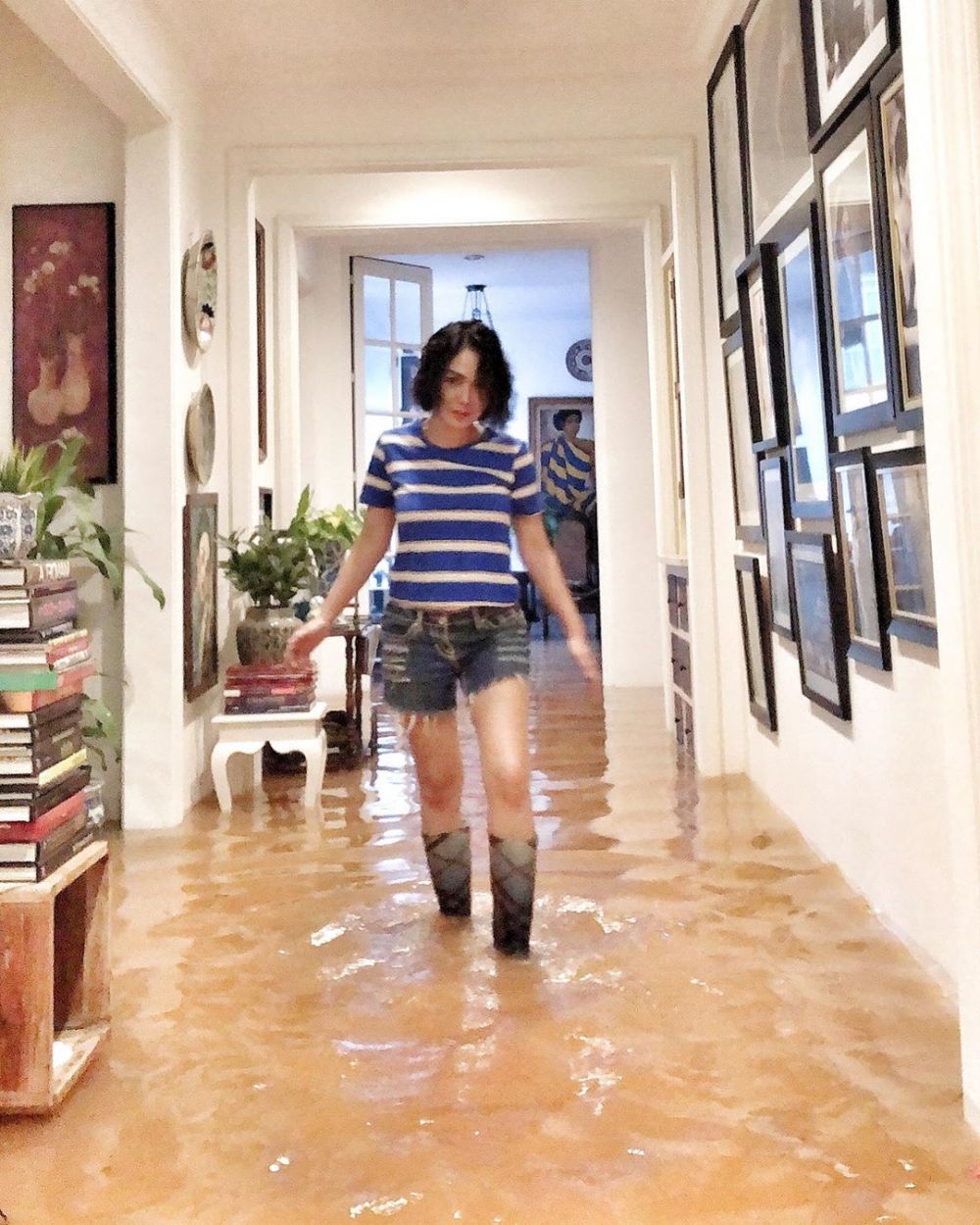 5 Gaya Yuni Shara saat banjir ini bikin gagal fokus