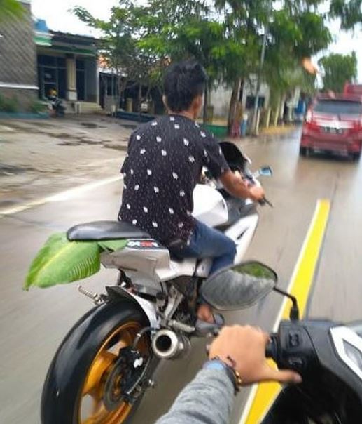 10 Penampakan aksesori motor antimainstream ini bikin tepuk jidat
