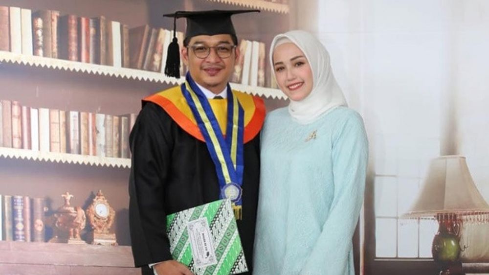 5 Seleb ini raih gelar sarjana saat usia 40-an tahun