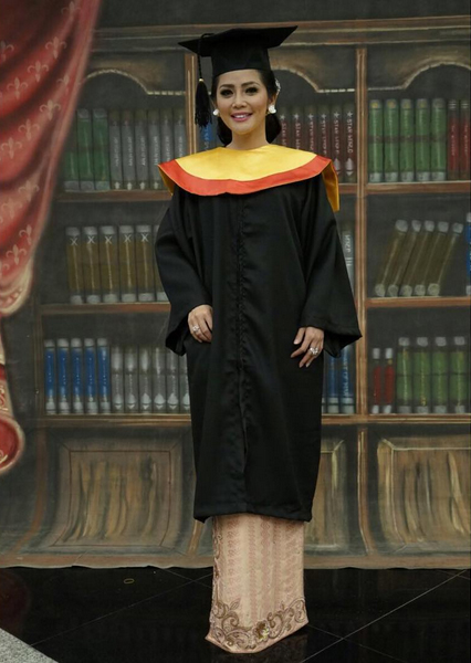5 Seleb ini raih gelar sarjana saat usia 40-an tahun