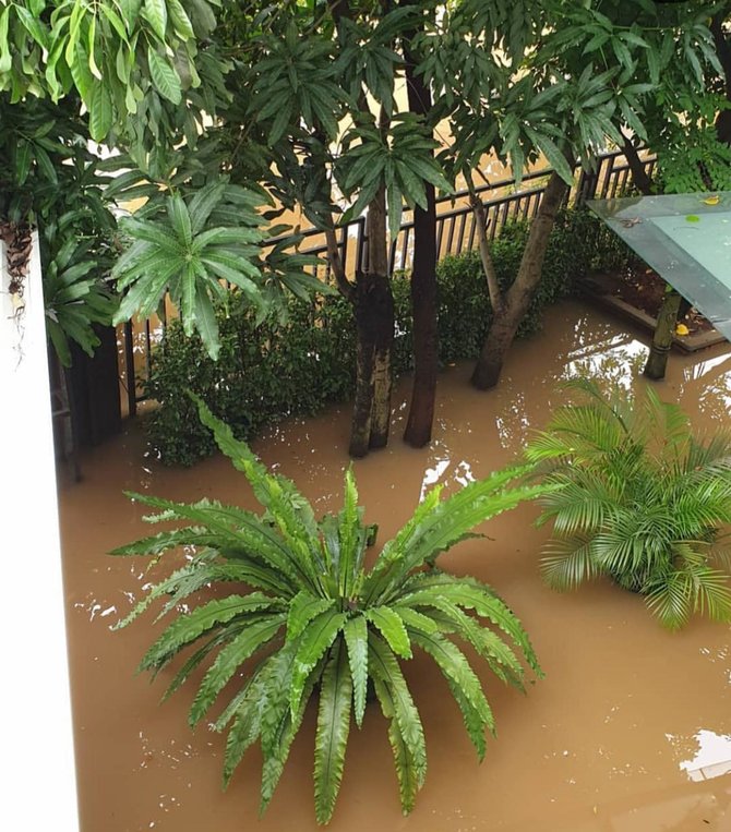 5 Potret rumah Maya Septha kebanjiran, pasrah stok ASI terendam
