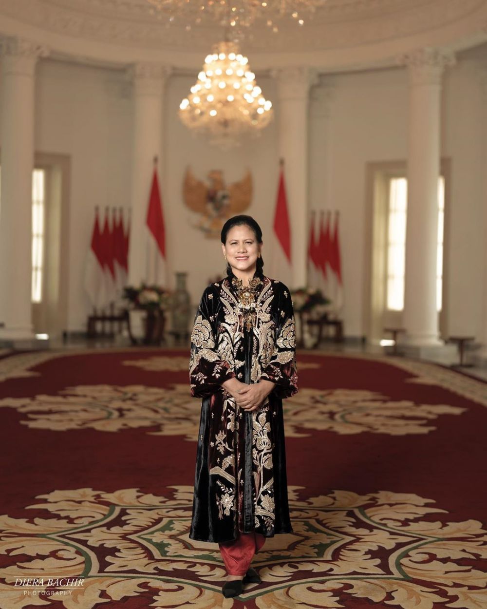  7 Gaya pemotretan Iriana Jokowi & keluarga, bak royal family