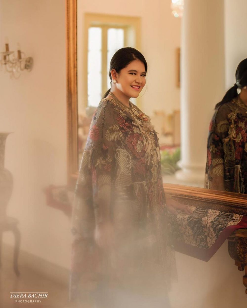  7 Gaya pemotretan Iriana Jokowi & keluarga, bak royal family