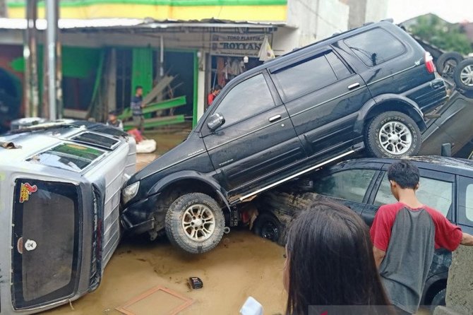 5 Potret pasca banjir Jakarta & sekitar, mobil bertumpukan
