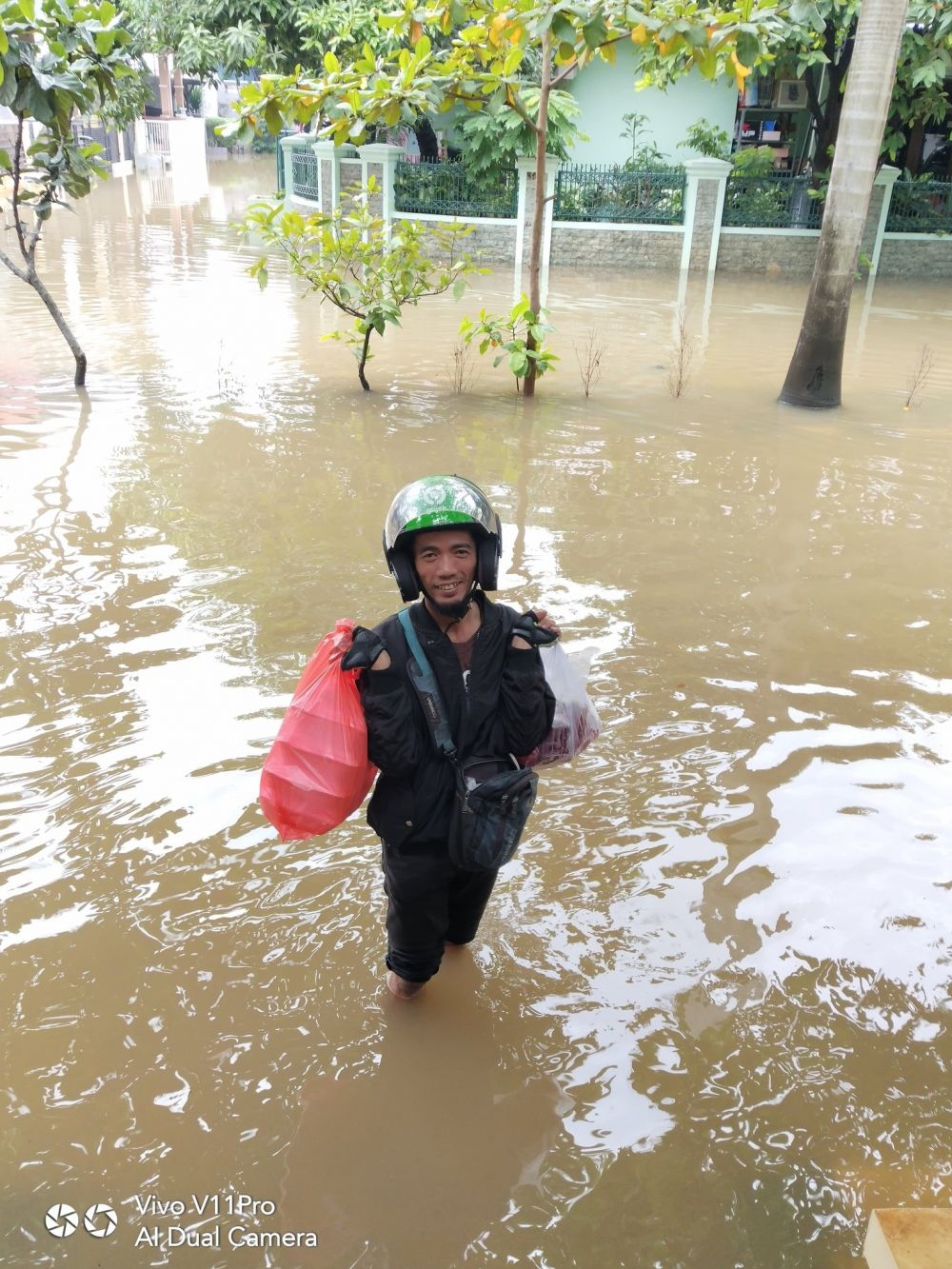 7 Momen driver ojek online layani pelanggan saat banjir, salut