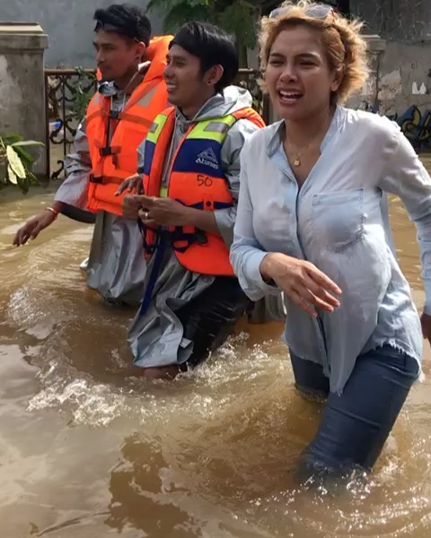 5 Potret Nikita Mirzani ke lokasi banjir, beri bantuan Rp 20 juta