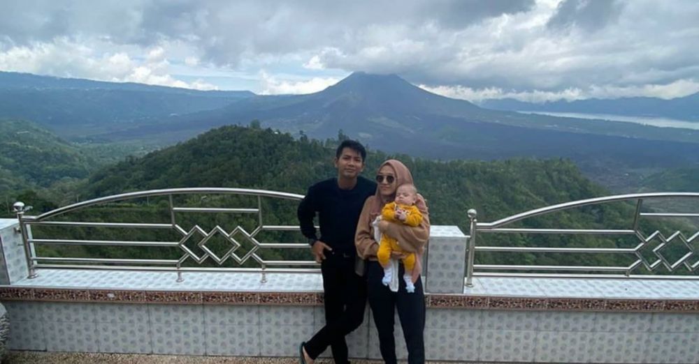 8 Momen liburan Angga Putra 'Anak Langit' & istri di Bali