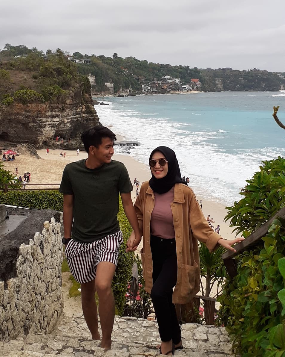 8 Momen liburan Angga Putra 'Anak Langit' & istri di Bali