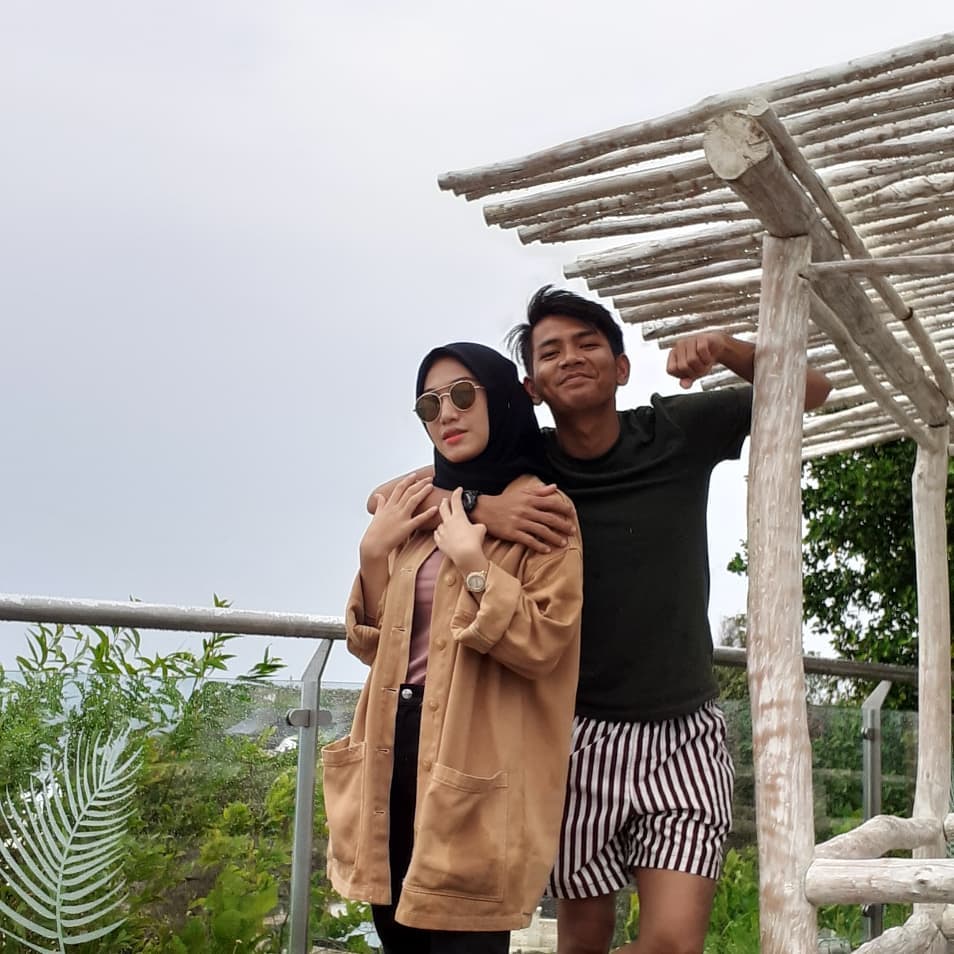 8 Momen liburan Angga Putra 'Anak Langit' & istri di Bali