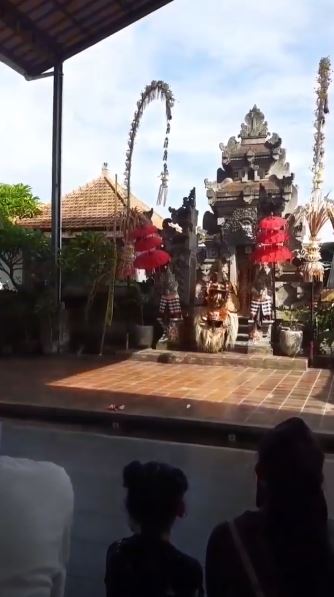 8 Momen liburan Angga Putra 'Anak Langit' & istri di Bali