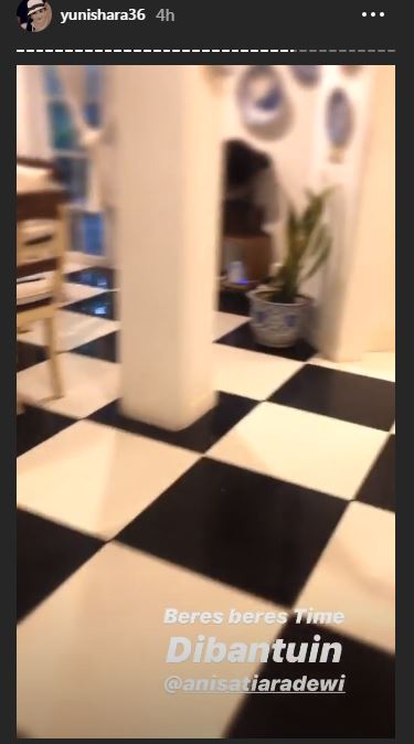 Banjir surut, ini 6 potret Yuni Shara bersih-bersih rumah