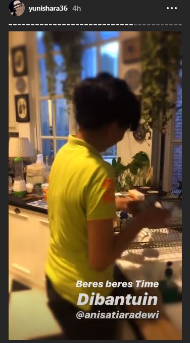 Banjir surut, ini 6 potret Yuni Shara bersih-bersih rumah