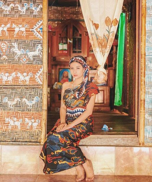 Kerap tampil stylish, ini 9 momen Awkarin pakai baju adat