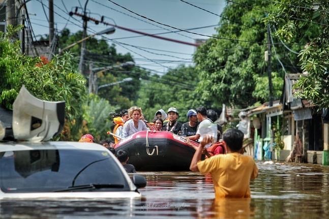 Aksi 5 seleb bantu korban banjir Jakarta, bikin salut