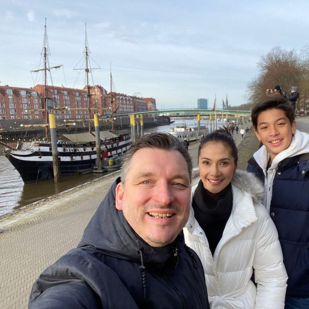 10 Momen liburan Maudy Koesnaedi, paras putranya bikin gagal fokus