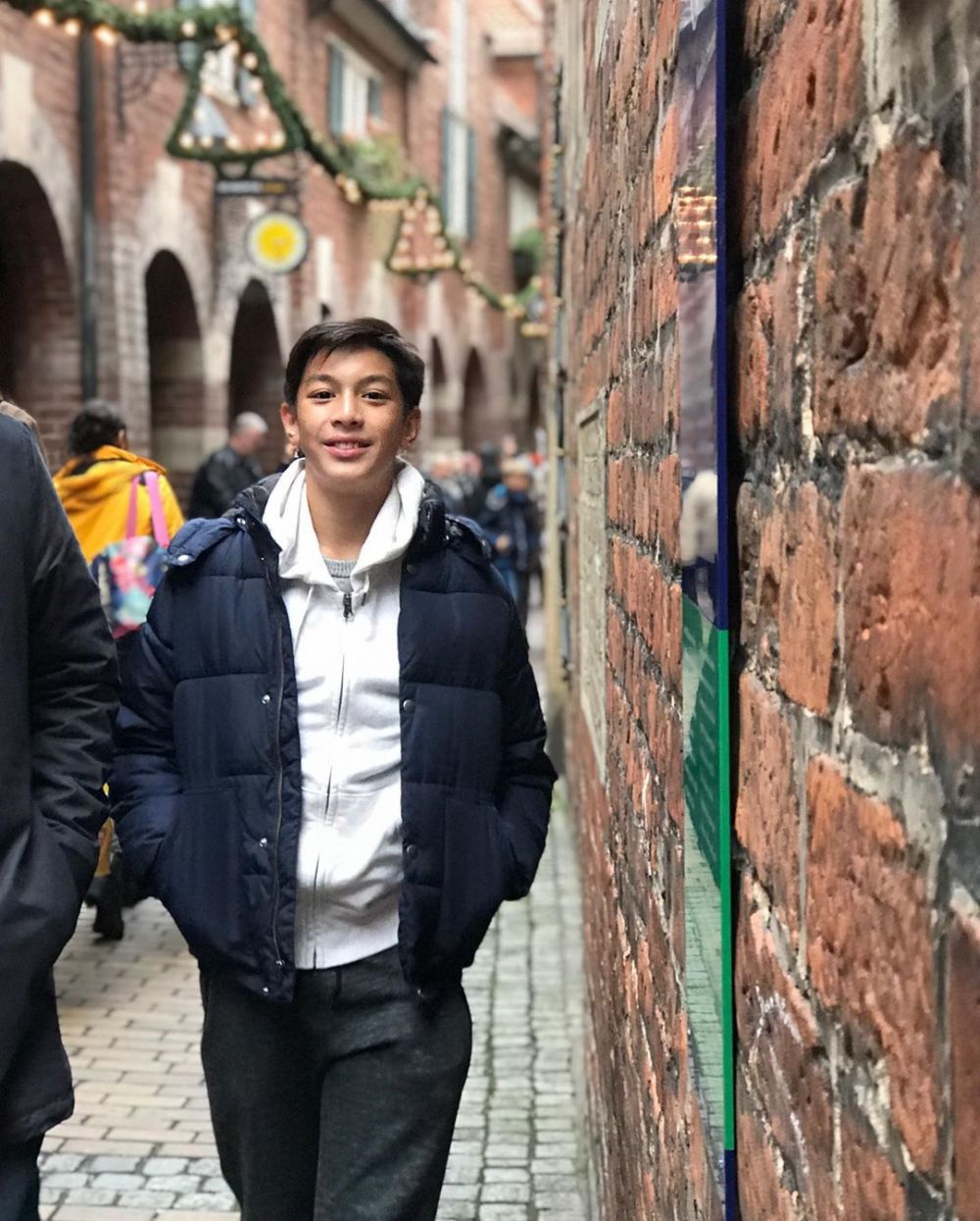 10 Momen liburan Maudy Koesnaedi, paras putranya bikin gagal fokus