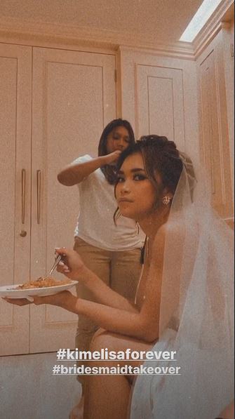 9 Momen pernikahan Kim Kurniawan, busana istri curi perhatian