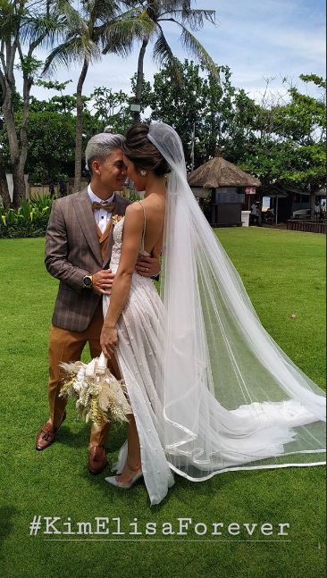 9 Momen pernikahan Kim Kurniawan, busana istri curi perhatian