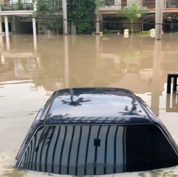 5 Potret mobil mewah Parto Patrio saat & sesudah terendam banjir