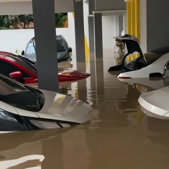 5 Potret mobil mewah Parto Patrio saat & sesudah terendam banjir