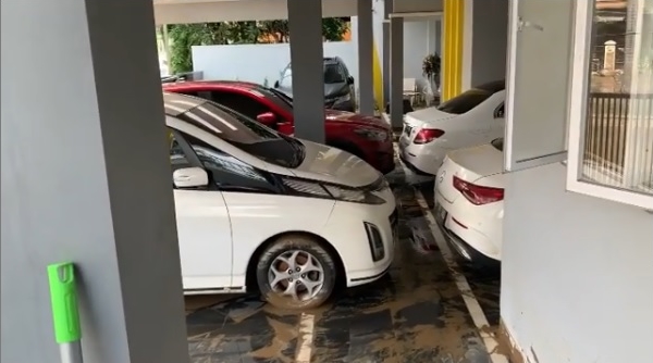 5 Potret mobil mewah Parto Patrio saat & sesudah terendam banjir