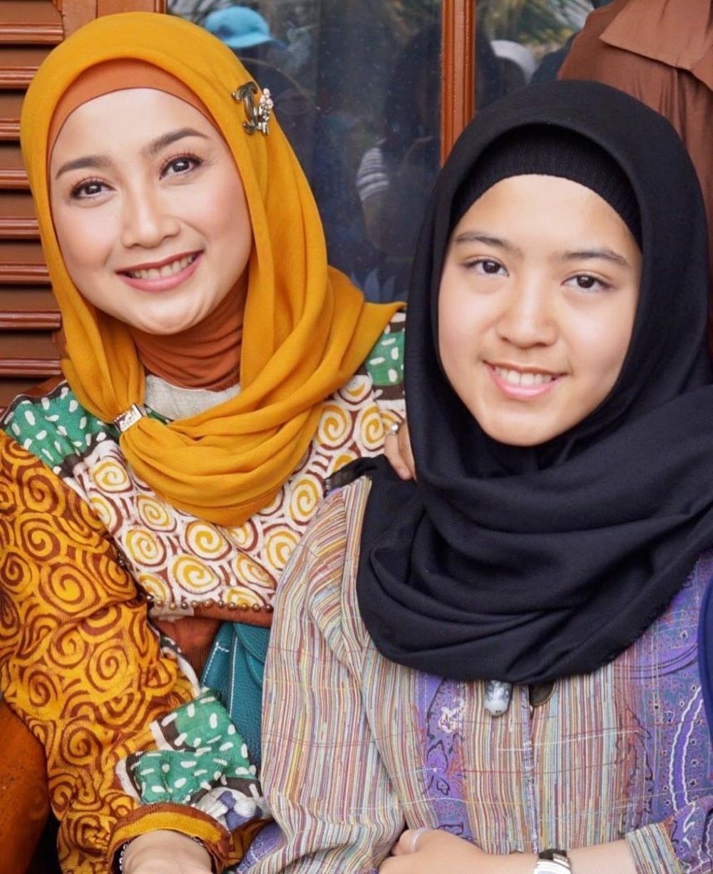7 Potret Nasywa Nathania anak Desy Ratnasari dalam balutan hijab