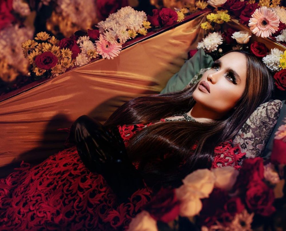 7 Dandanan antimainstream Cinta Laura, bikin pangling