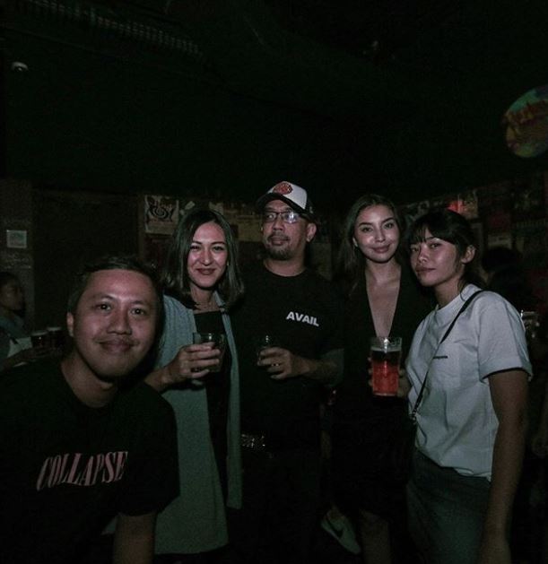 7 Potret kedekatan Manohara & Ariyan vokalis Seringai