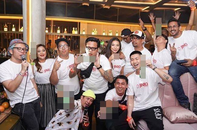 7 Potret kedekatan Manohara & Ariyan vokalis Seringai