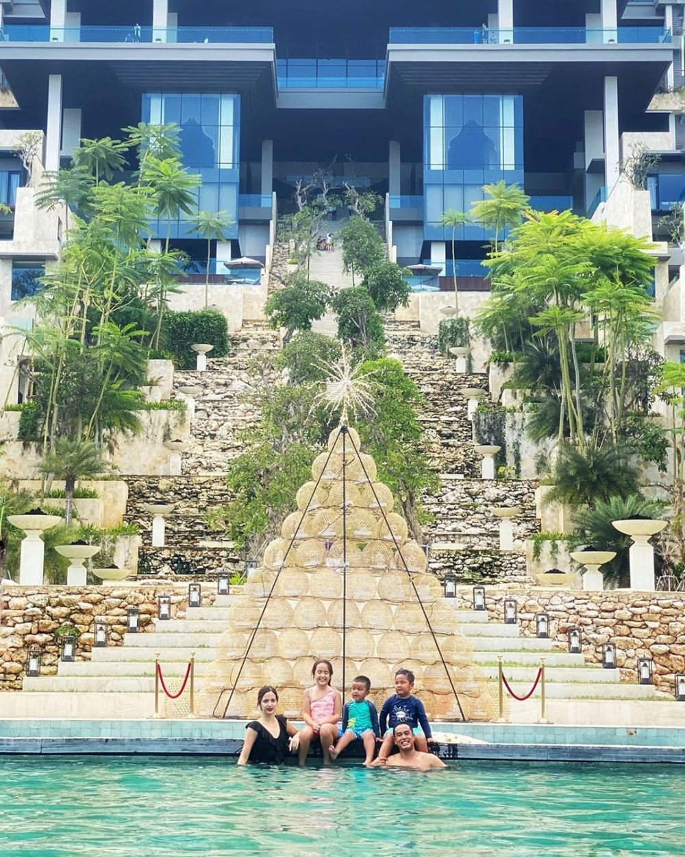10 Momen Nia Ramadhani sekeluarga liburan di Bali, ceria ...