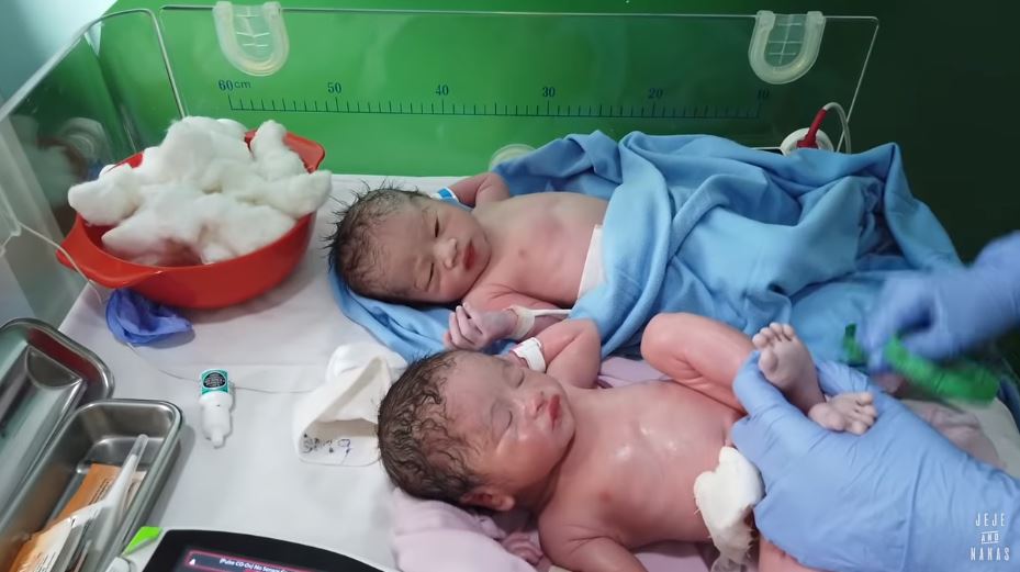 10 Potret anak kembar cewek-cowok Syahnaz Sadiqah, bikin gemas