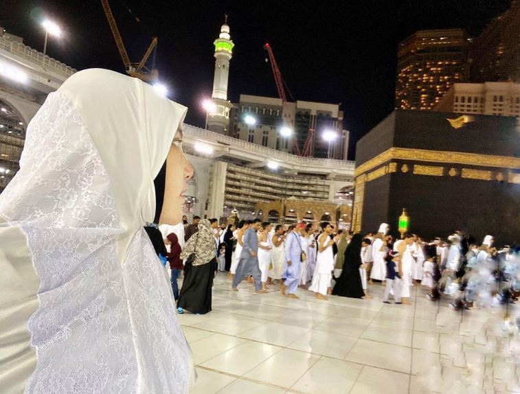 7 Momen umrah Via Vallen, gayanya jadi sorotan
