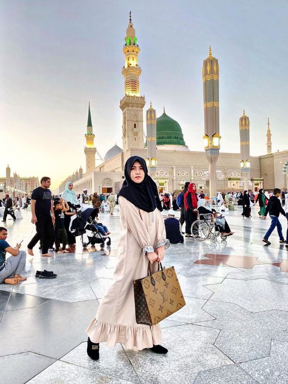 7 Momen umrah Via Vallen, gayanya jadi sorotan