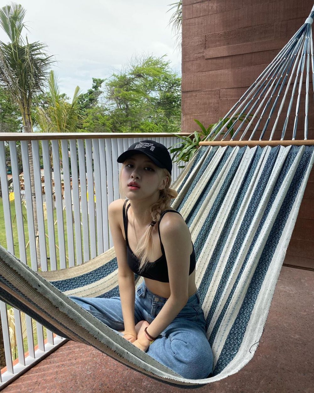6 Potret liburan Rose 'BLACKPINK' di Bali, cantik memesona