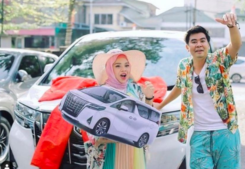 4 Seleb ini dapat mobil mewah saat hamil dari pasangan