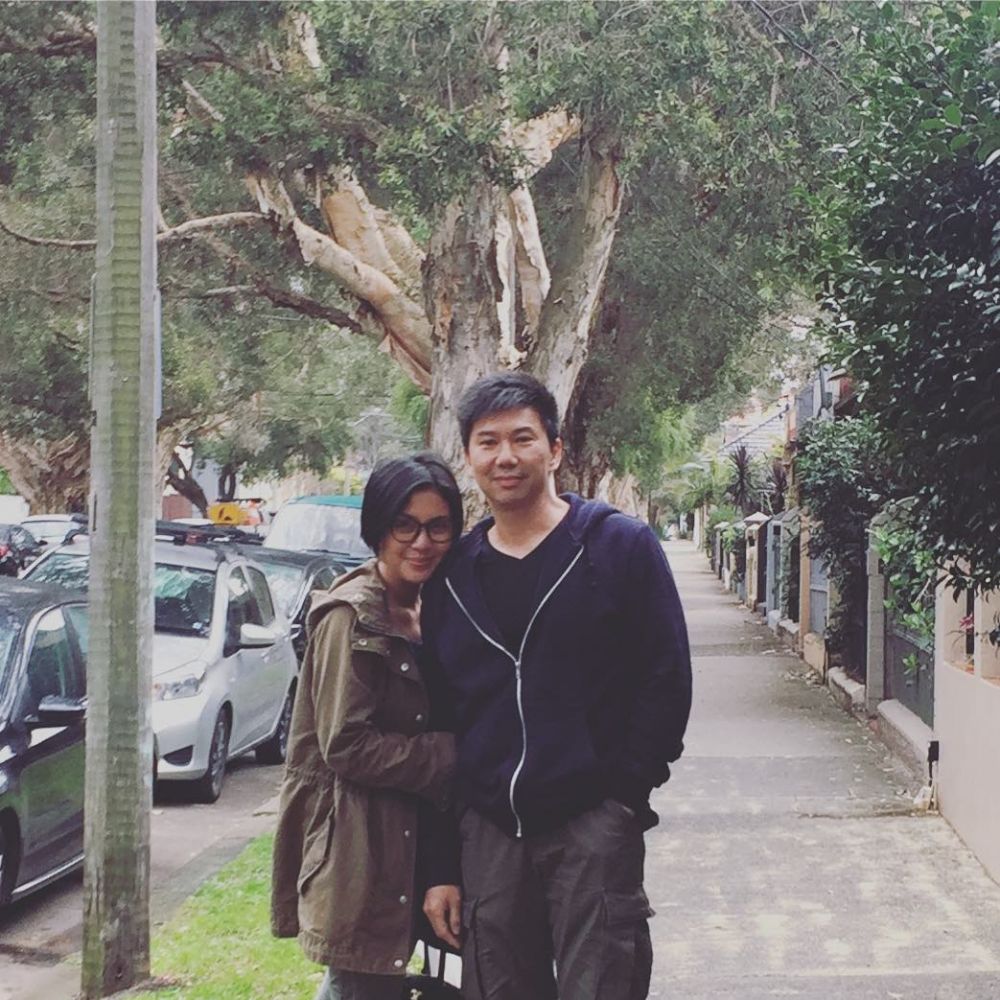 10 Potret harmonis Lusy Rahmawati & suami, menetap Australia