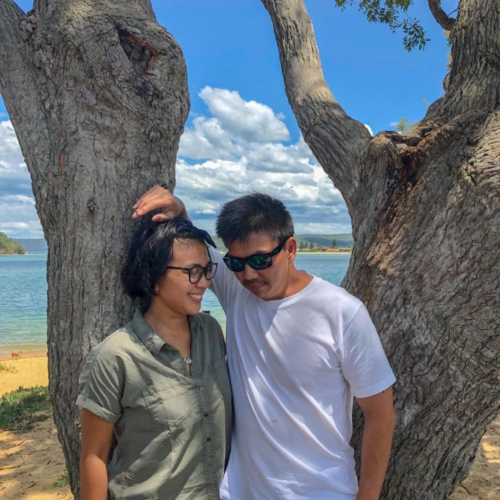 10 Potret harmonis Lusy Rahmawati & suami, menetap Australia
