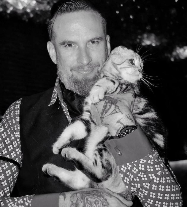 10 Pesona Carson, mantan suami Farah Quinn yang makin kece