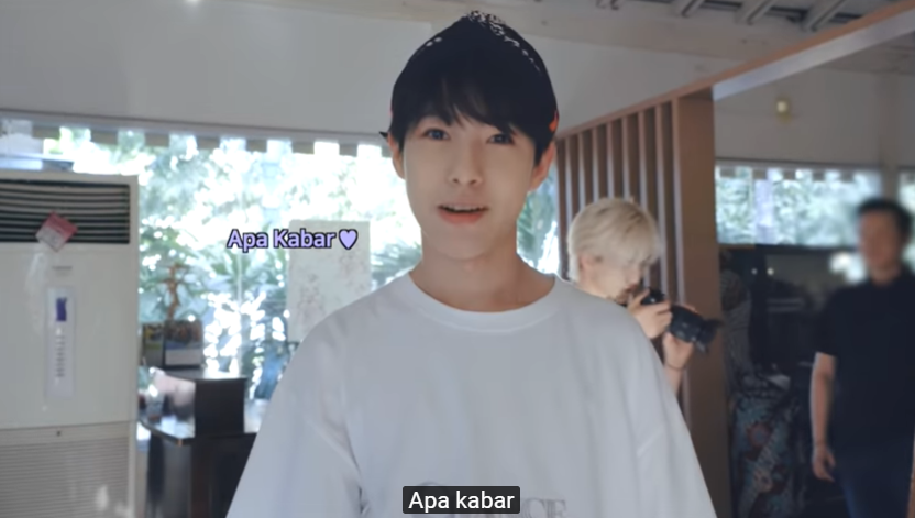 10 Potret idol K-Pop cobain hidup bak penduduk lokal Indonesia