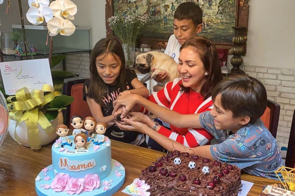 10 Momen kejutan ultah Donna Agnesia, isi kuenya tak terduga