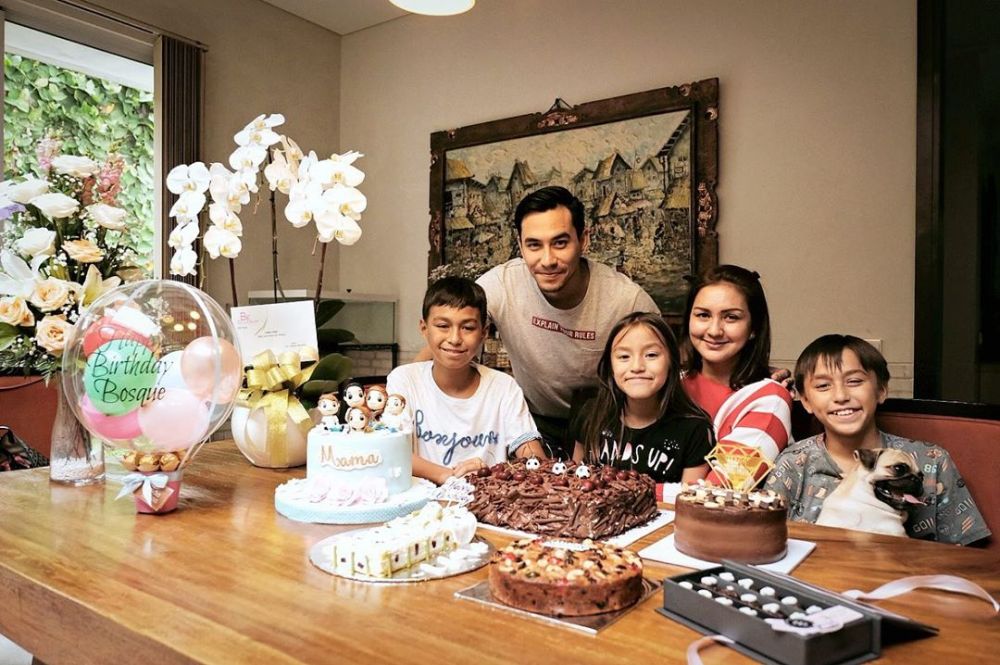 10 Momen kejutan ultah Donna Agnesia, isi kuenya tak terduga