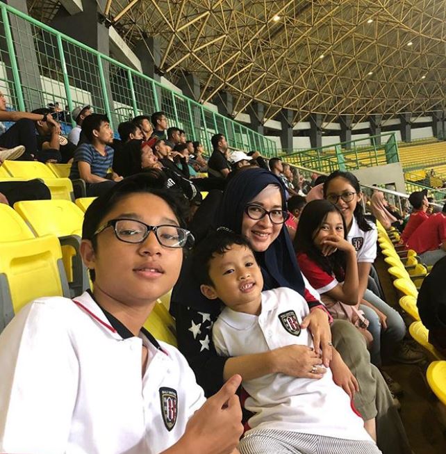 10 Potret kedekatan suami Okie Agustina & Kiesha anak Pasha Ungu