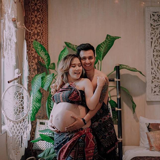 50 Gaya maternity seleb Tanah Air ini curi perhatian