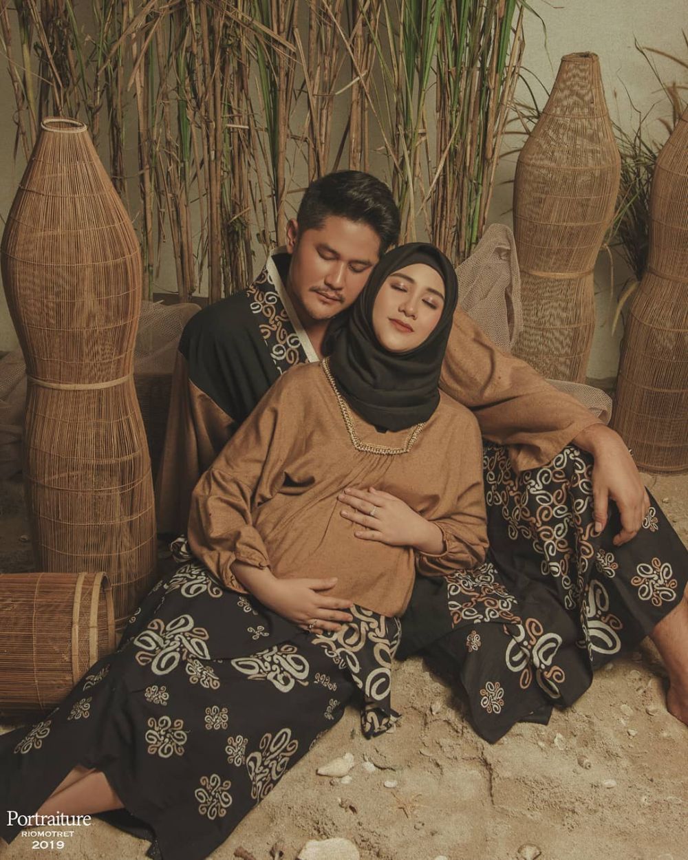50 Gaya maternity seleb Tanah Air ini curi perhatian